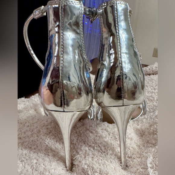 STEVE MADDEN SILVER HEELS. - Picture 7 of 7